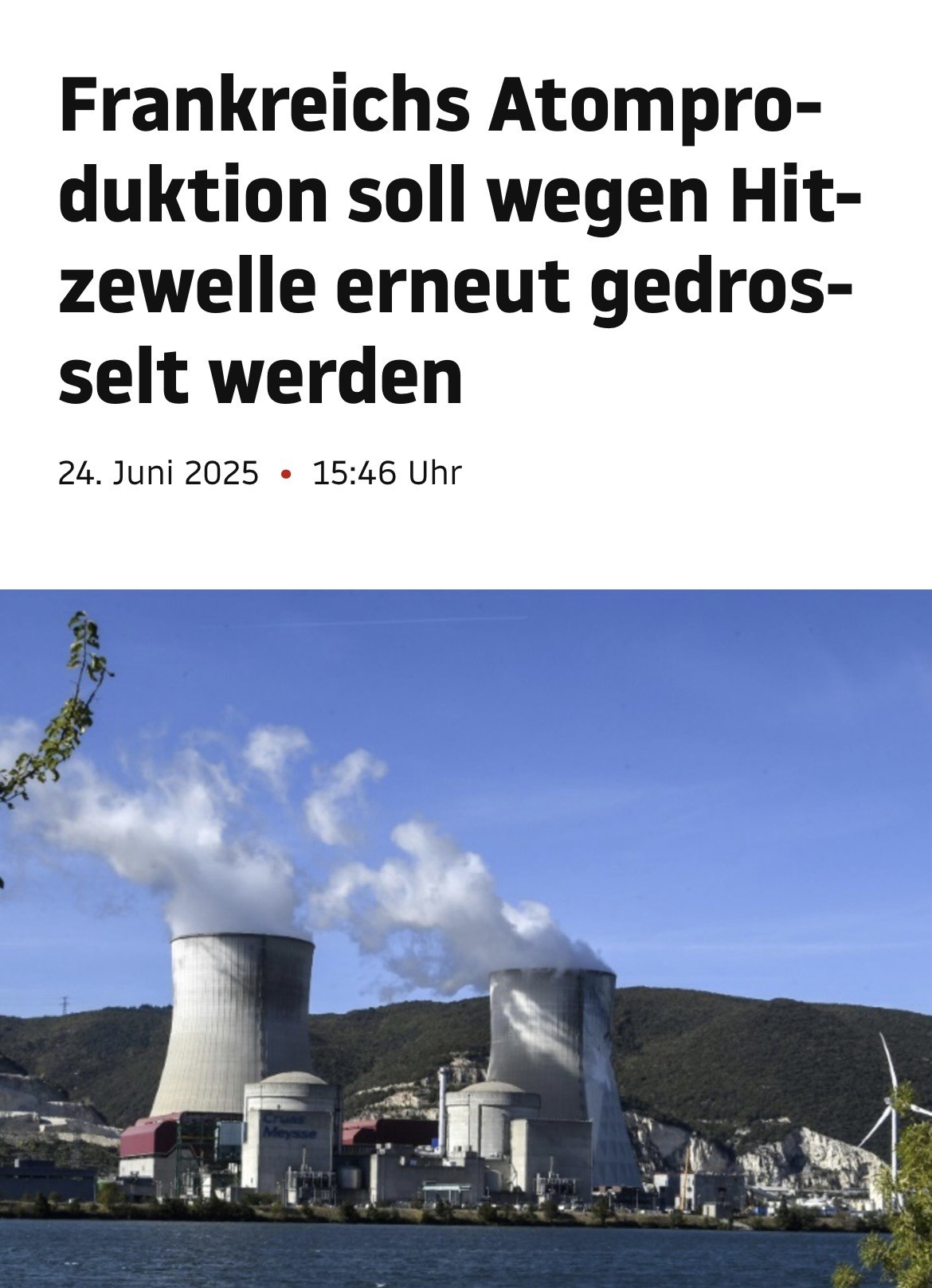  Nachricht mit dem Titel "Frankreichs Atomproduktion soll wegen Hitzewelle erneut gedrosselt werden" und der Datumsangabe "24. Juni 2025 • 15:46 Uhr". Darunter ist ein Foto eines Atomkraftwerks zu sehen, das sich am Ufer eines Flusses befindet. Im Hintergrund sind Hügel zu erkennen. Die Bildunterschrift zeigt zwei große Kühlkessel, aus denen weiße Dampfströme aufsteigen. Ein Windrad ist im rechten unteren Bereich des Bildes sichtbar. Der Himmel ist blau mit einigen weißen Wolken.
