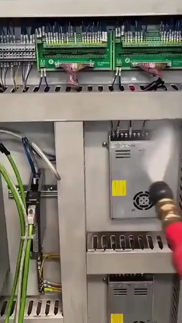 Video of someone spraying down some open and active electrical parts and wires with a liquid to clean them. I mean, they're really getting in there with the power spraying and making black liquid come out of the fan areas too. It might look like water, but it's actually hydrofluoroether.