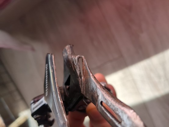 Vu du dessous du dérailleur avant. Le métal a cassé au niveau d'un point de friction 😱