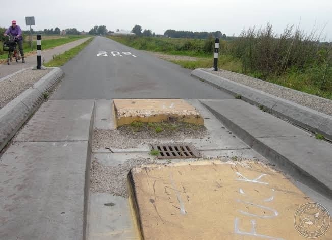 Detailfoto einer Busschleuse. Die Außenspur ist für den Bus. Ein PKW fährt entweder durch die Rillen oder auf der einen Außenspur der Busspur und fällt dann in das Loch. In beiden Fällen setzt er auf und wird schwer beschädigt.