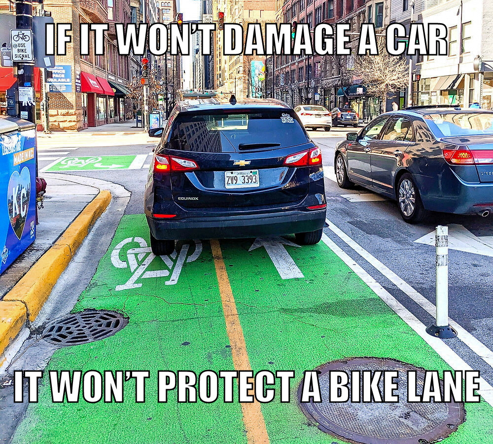 Meme eines SUV, das auf einer Radspur in NYC parkt.
Text: If it won't damage a car, it won't protect a bike lane.