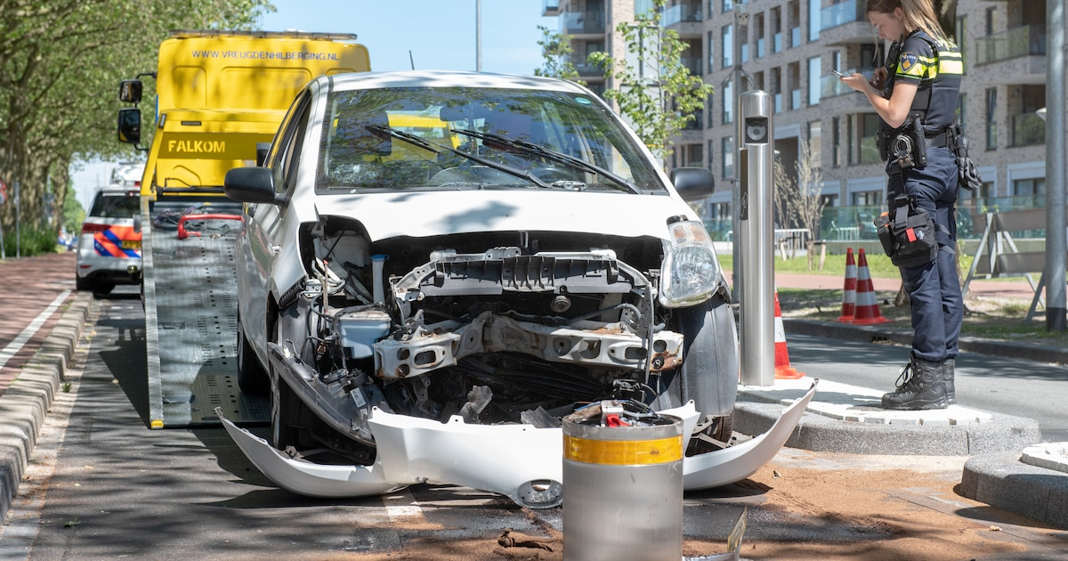 Zerstörtes Auto, zerstörter Poller