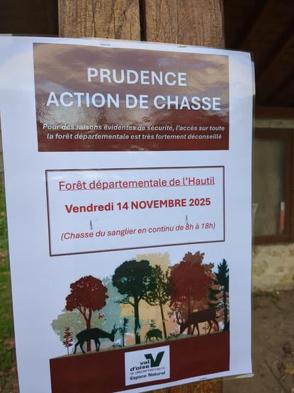 Une affiche près d'une forêt. On y lit :
"Action de chasse
Pour des raisons évidentes de sécurité, l'accès sur toute la forêt départementale est très fortement déconseillé.
Forêt départementale de l'Hautil
Vendredi 14 novembre 2025
Chasse du sanglier en continu de 8h à 18h"
En dessous d'une illustration d'une foret paisible, le logo du Val d'Oise, "espace naturel"