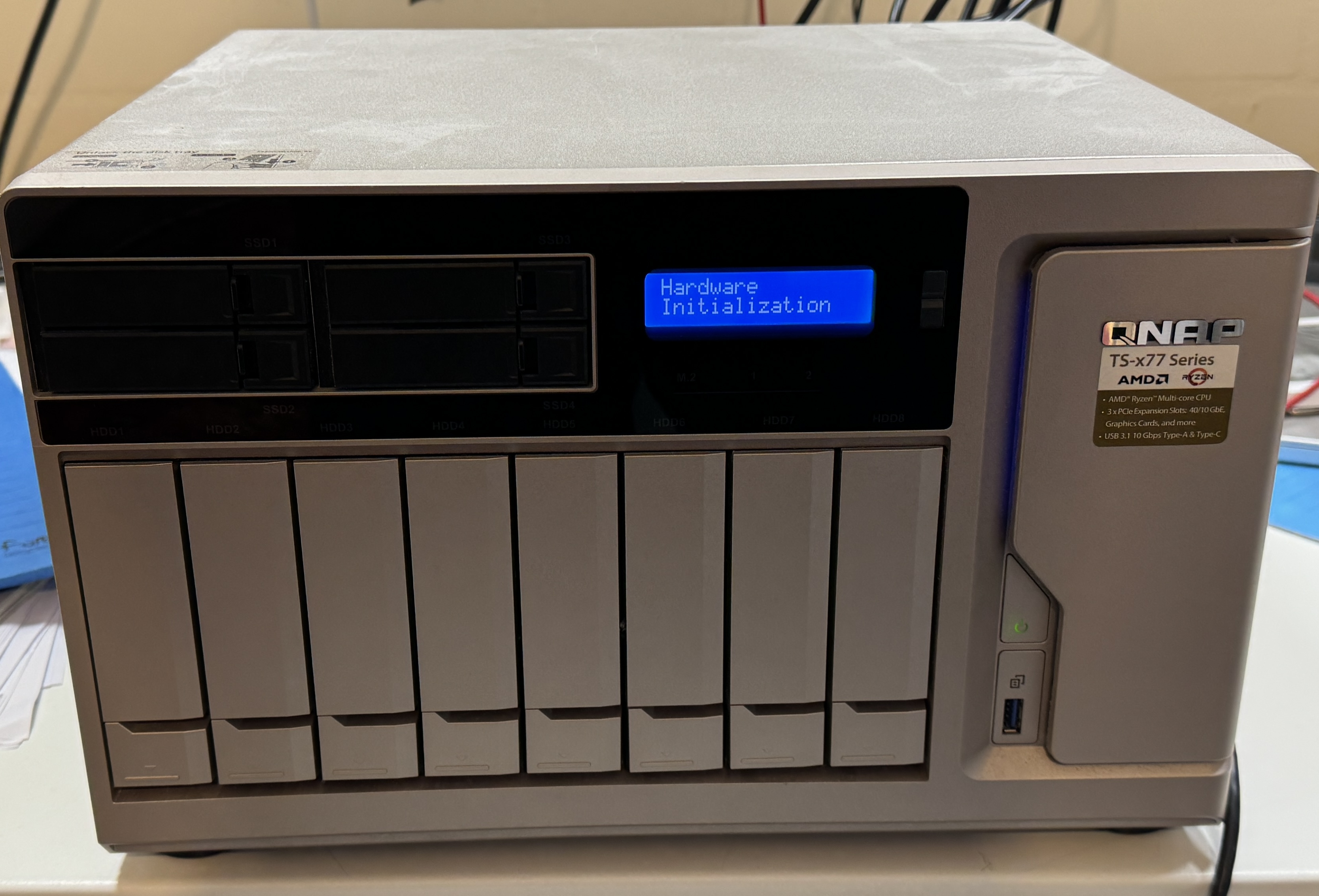 Foto QNAP TS-1277 von vorne beim Hochfahren