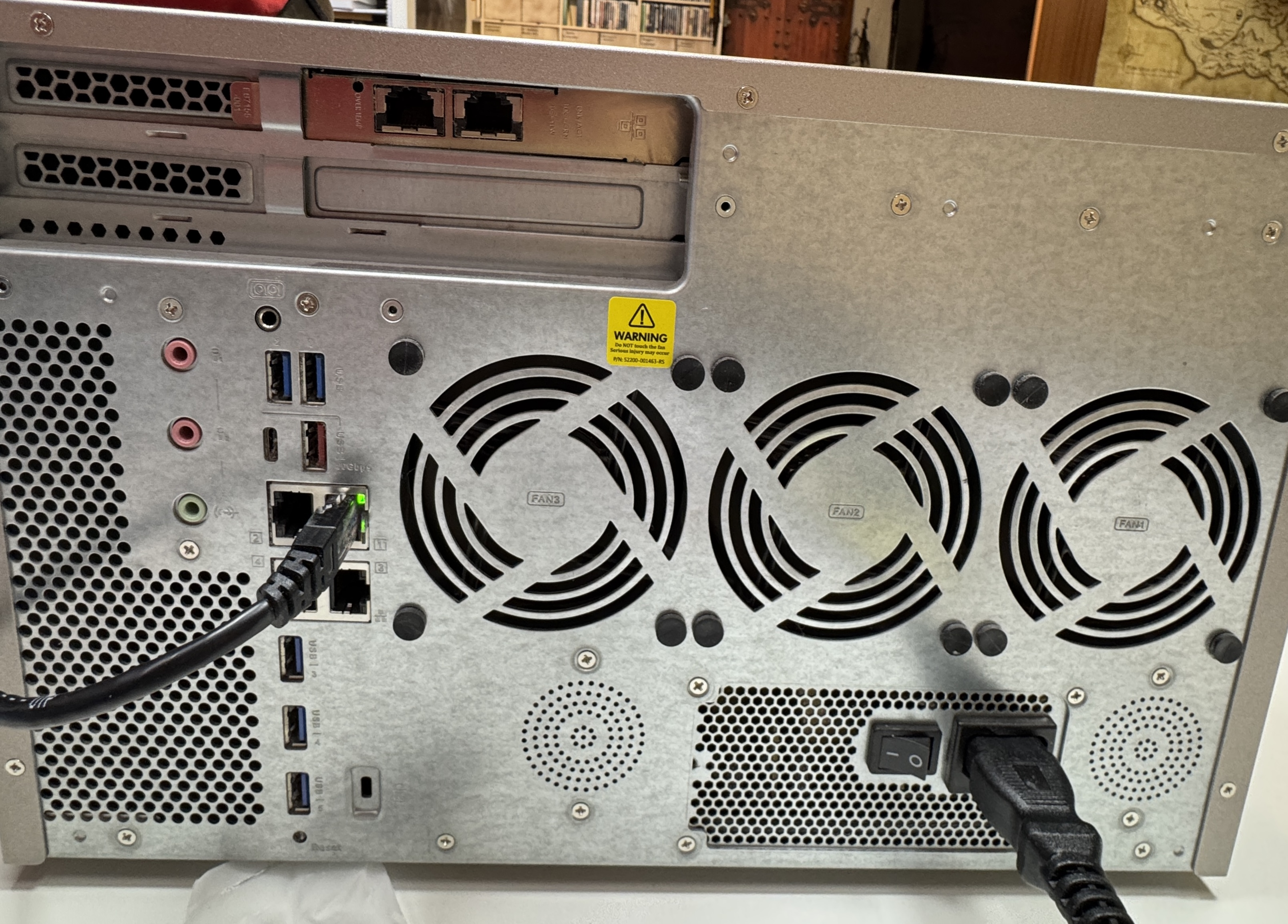 Foto QNAP TS-1277 von hinten, man sieht oben die zusätzlich eingebaute 10gbs Dual-Ethernet-Karte