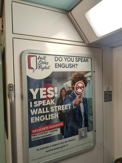 Une publicité pour Wall Street English. Sur le visage du protagoniste, un sticker avec le mot genAI barré du symbole/panneau routier de l'interdiction.