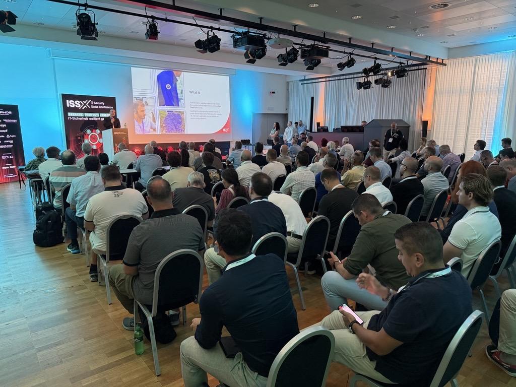 Unser Geschäftsführer Stefan Strobel ist gerade auf der ISSX Conference in der Schweiz. Hier hat er die Keynote zum Thema „Cybercrime 2026 – Bedrohungen, Erkennung und Schutz“ gehalten.

Anschließend moderierte er einen Thinktank über das Thema „Richtige Vorbereitung und Reaktion auf einen IT-Sicherheitsvorfall durch Malware & Ransomware“ und beantwortete viele Frage:

• Wie bereitet man sich auf einen Sicherheitsvorfall vor?
• Welche Maßnahmen müssen ergriffen werden?
• Was ist die richtige Reaktion bei einem Ransomware-Angriff?

Er hat uns einige Eindrücke von der Veranstaltung geschickt.