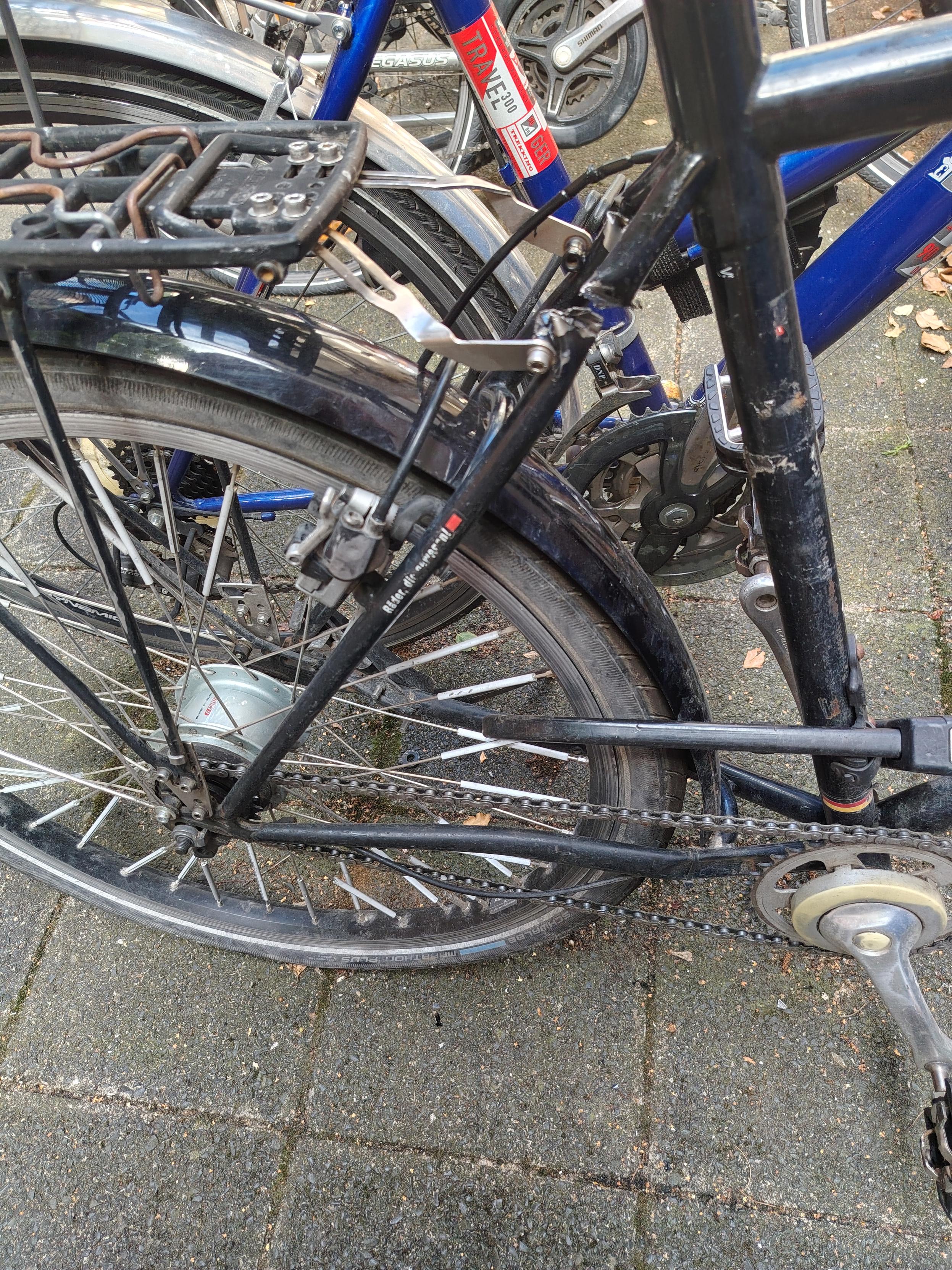 Photo des hinteren Teiles eines schwarzen Fahrradmanufaktur Rades. Kriminelle haben Teile de Rahmens zerschnitten und verboten, um ein daran befestigtes Schloss heraus zu bekommen. Das zweite Fahrrad wurde gestohlen.
