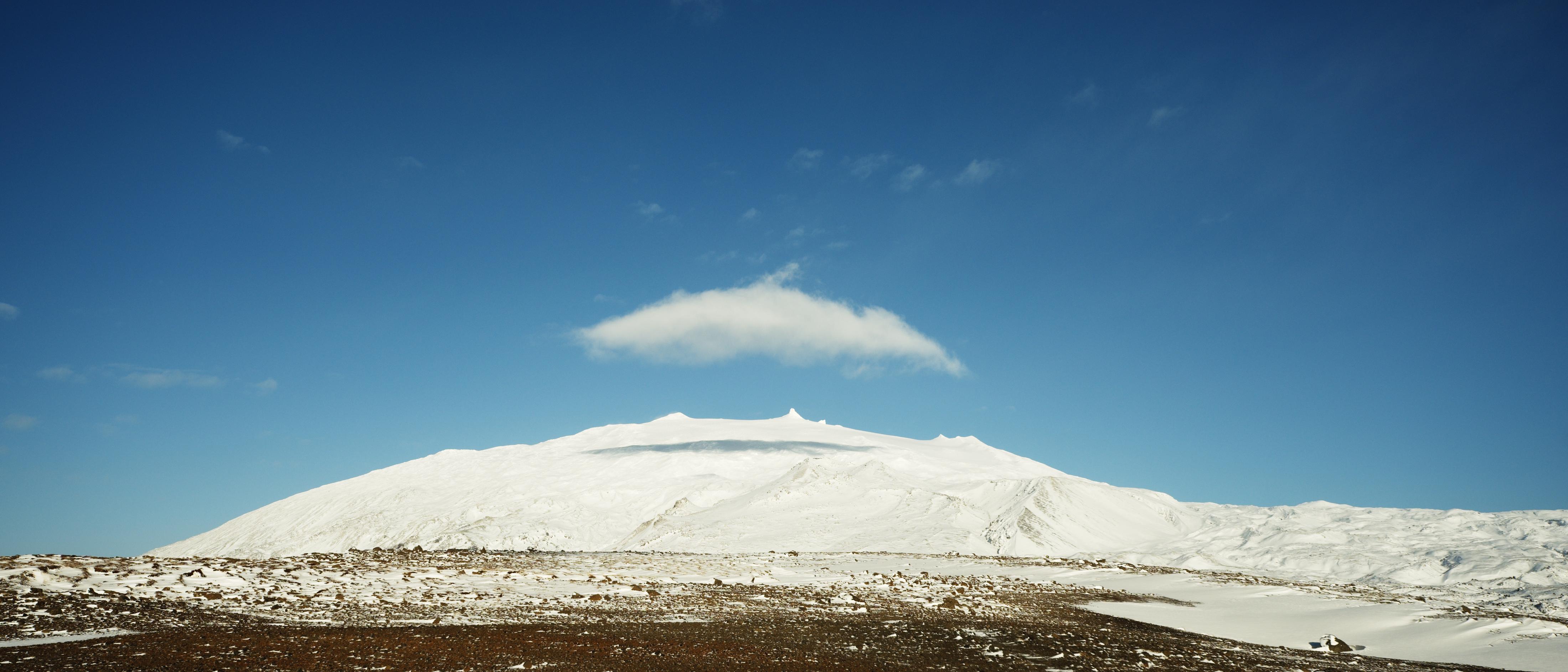 A photo of Snæfellsjökull with a small cloud cap over the center.