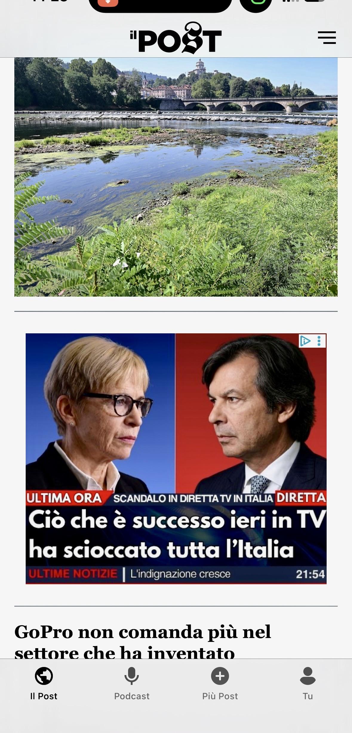 Screenshot dell’app Il Post. Tra gli articoli compare un banner pubblicitario con le foto di due persone e un titolo sensazionalistico che cita un presunto scandalo in RAI e Intesa Sanpaolo.