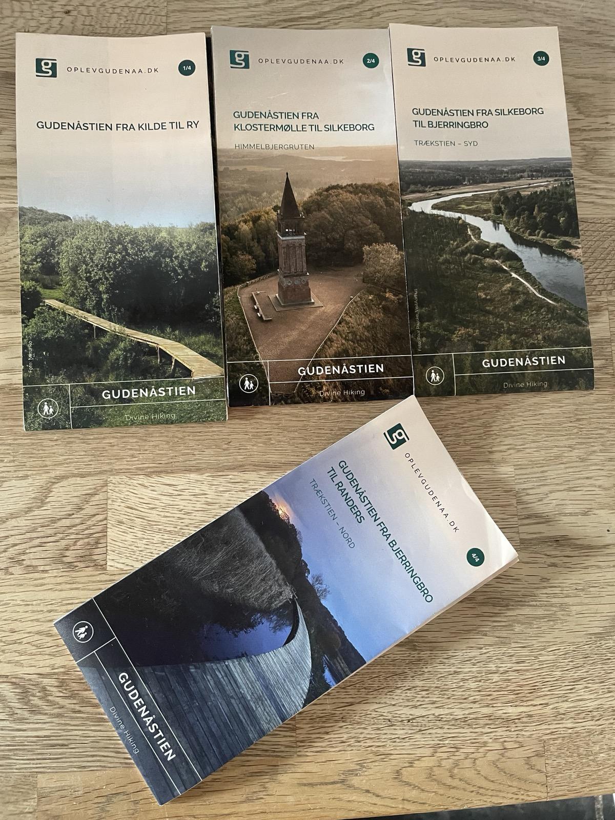 Billedet viser foldere der beskriver Gudenåstien.