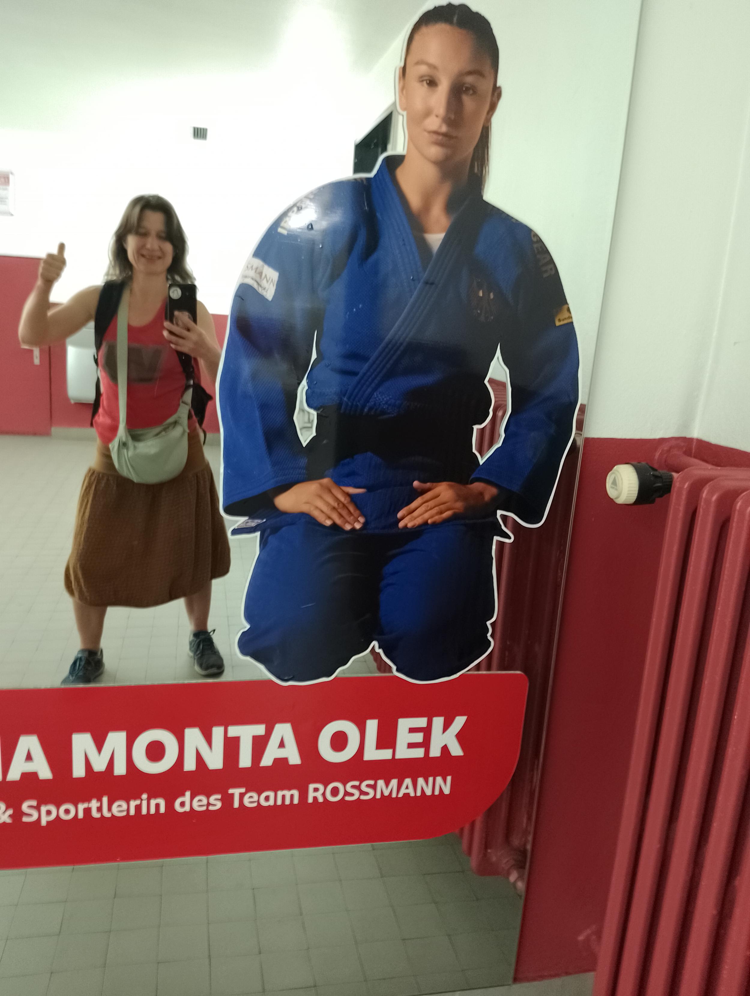 Selfie von mir vor einem Spiegel mit einem großen Aufklebebild von Anna Monta Olek