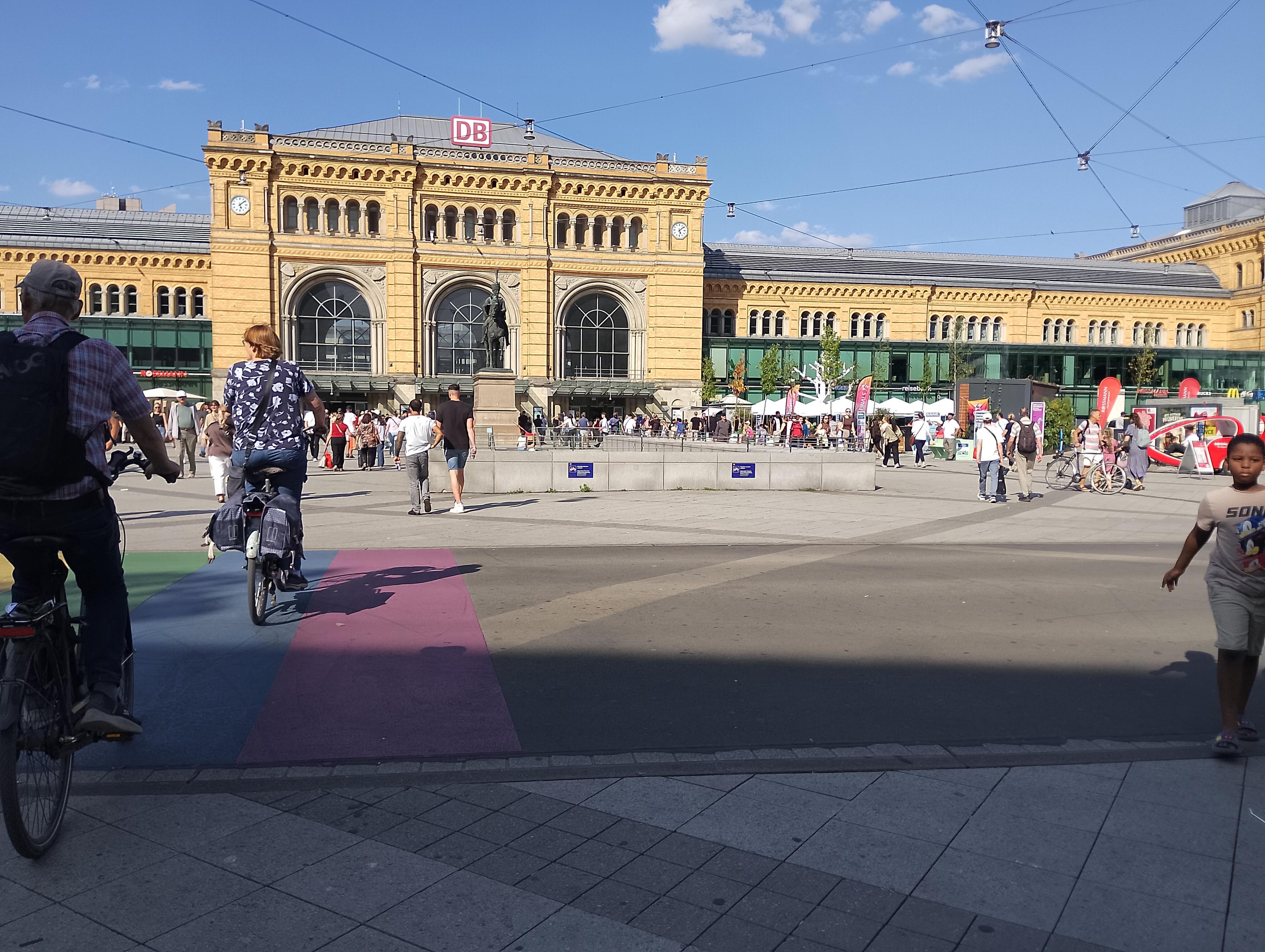 Ein shared space mit bunter Straßen Bemalung und ohne nervige trams / busse wie in Bremen