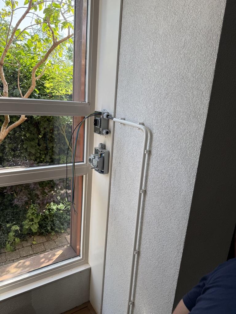 Versorgungsschacht zwischen Küche und Eßzimmer leitet Wasser und Strom hoch im Haus. Hier werden gerade das 11 kW Kabel, ein Hauptschalter und ein Satz Sicherungen und eine Notstromdose gesetzt.