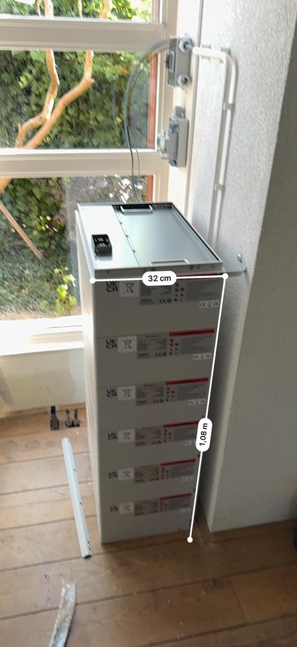 Sechs Module zu je 5 kWh, 39 Kilo per Modul. Der Stapel ist 1.08 Meter hoch und 32 cm breit.