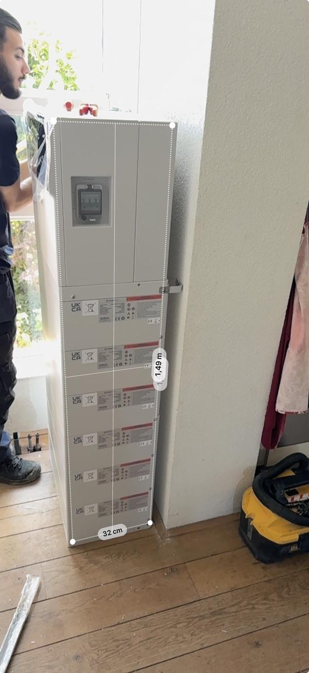 Das BMS oben drauf kommt mit einem eigenen Inverter. Es ist dann in Summe 32 cm tief und 1.50 Meter hoch.