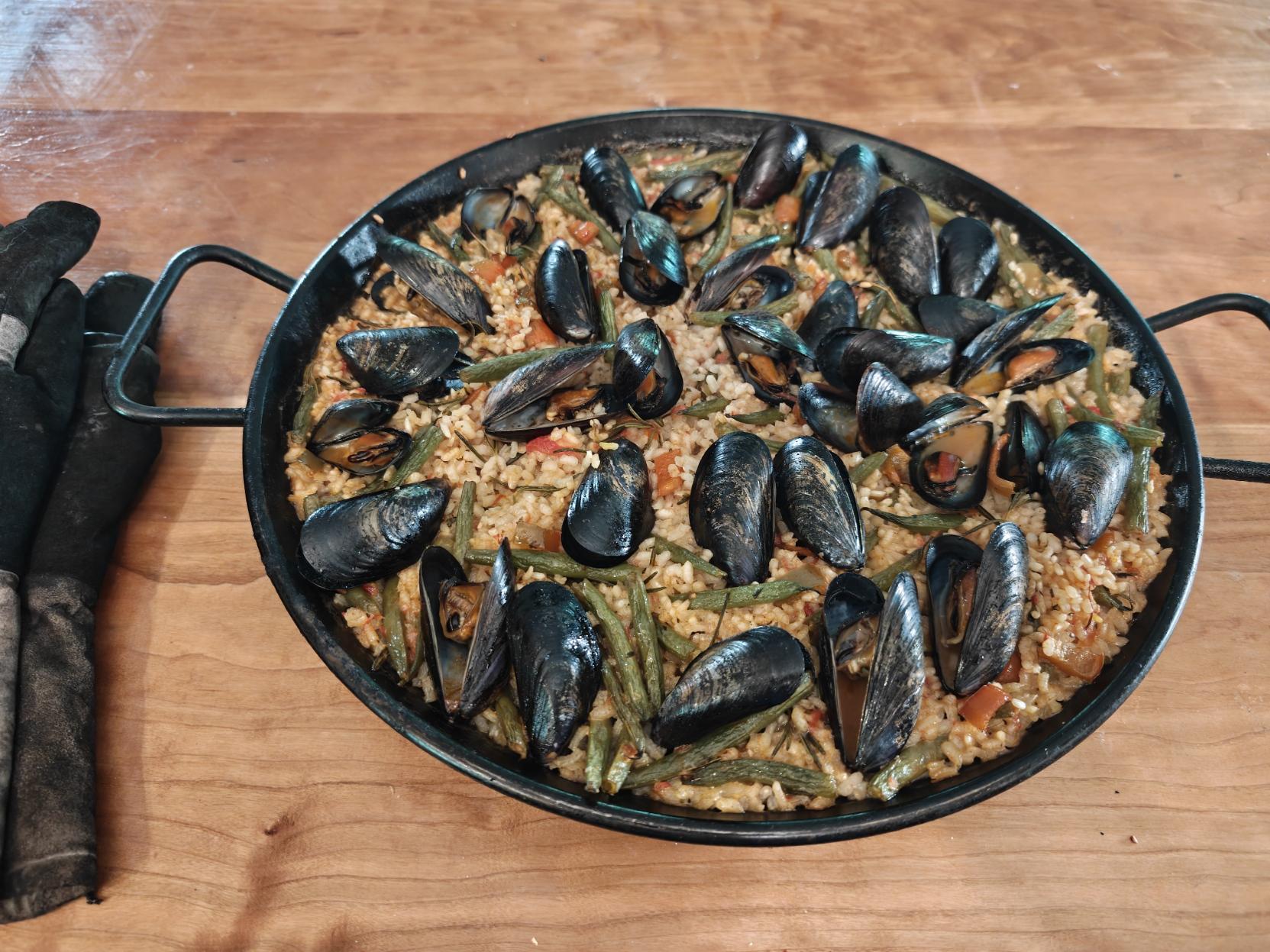 The paella ready to serve.