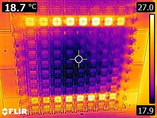 FLIR Wärmebild der 10 untersten U eines Racks. Die Slots 2 und 10 sind deutlich wärmer.