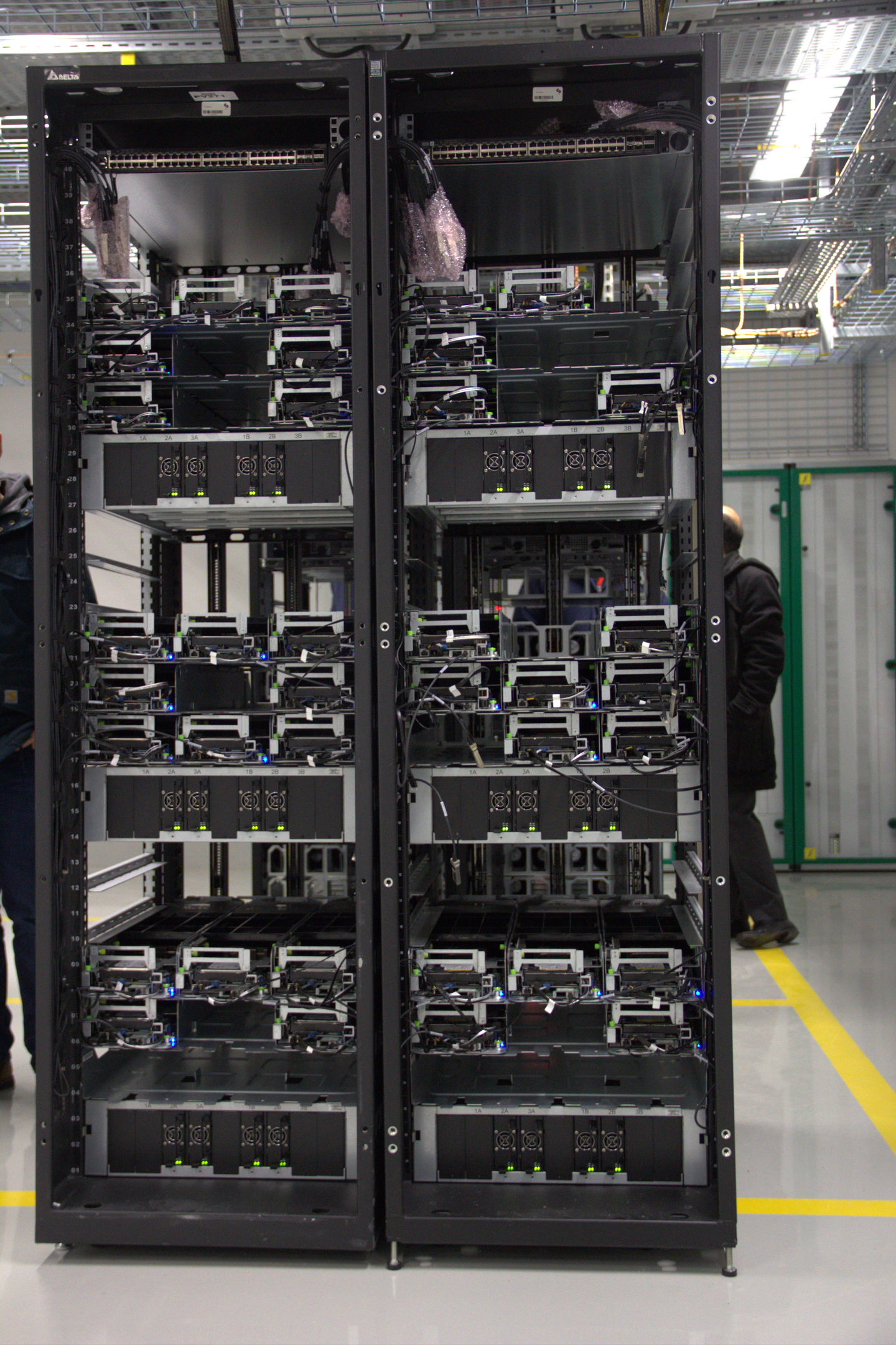 Ein größtenteils leeres Facebook OCP Gen 1 Rack, mit zentralisierten Netzteilen, und dann Compute Units von 1/3 Rackbreite. Wir sehen wie offen das ganze Rack ist und wie Borg-artig die Technik rumsteht.