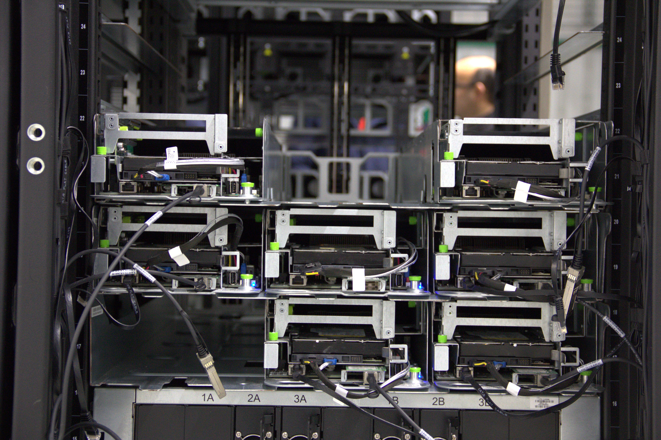 Detailaufname eines Facebook OCP Gen 1 Racks mit Compute Units im Zustand kontrollierten Abrisses.