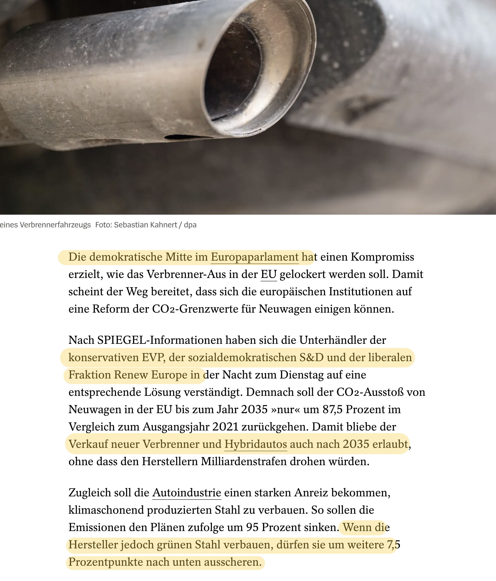 Die demokratische Mitte im Europaparlament hat einen Kompromiss erzielt, wie das Verbrenner-Aus in der EU gelockert werden soll. Damit scheint der Weg bereitet, dass sich die europäischen Institutionen auf eine Reform der CO₂-Grenzwerte für Neuwagen einigen können.
Nach SPIEGEL-Informationen haben sich die Unterhändler der konservativen EVP, der sozialdemokratischen S&D und der liberalen Fraktion Renew Europe in der Nacht zum Dienstag auf eine entsprechende Lösung verständigt. Demnach soll der