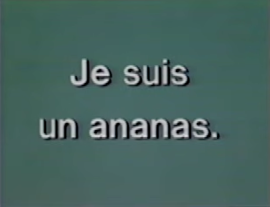 une boîte verte sur laquelle est écrit « Je suis un ananas »